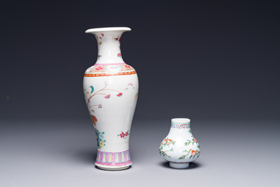 Un petit vase en porcelaine de Chine famille rose &agrave; d&eacute;cor de neuf p&ecirc;ches et un vase &agrave; d&eacute;cor des antiquit&eacute;s, 19&egrave;me