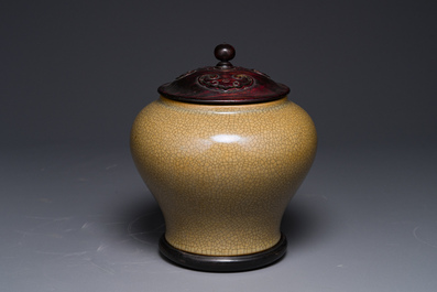 Een Chinese ge-type pot met houten deksel en sokkel, 19e eeuw