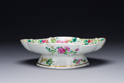 Een Chinese Canton famille rose tazza met feniksen, 19e eeuw