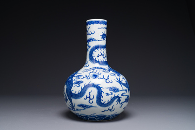 Vase de forme bouteille en porcelaine de Chine en bleu et blanc &agrave; d&eacute;cor de dragons, marque de Yongzheng, 19&egrave;me