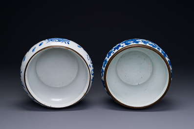 Twee Chinese blauw-witte 'Bleu de Hue' potten voor de Vietnamese markt, 19e eeuw
