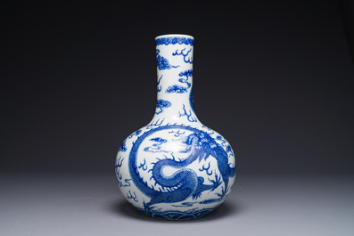 Vase de forme bouteille en porcelaine de Chine en bleu et blanc &agrave; d&eacute;cor de dragons, marque de Yongzheng, 19&egrave;me