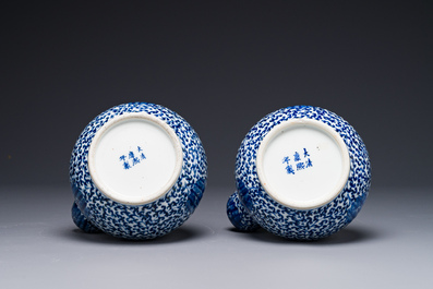 Paire de kendis en porcelaine de Chine bleu et blanc  &agrave; d&eacute;cor de rinceaux de lotus, 19&egrave;me