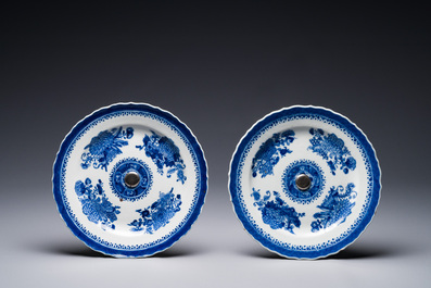 Paire d'assiettes en porcelaine de Chine en bleu et blanc aux montures en m&eacute;tal argent&eacute;, Jiaqing, Alpaga Berndorf