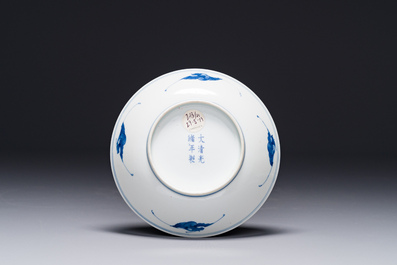 Een Chinees blauw-wit bord met lotusslingers, Guangxu merk en periode