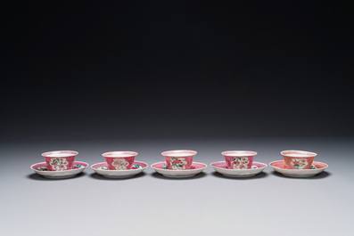 Cinq tasses et soucoupes en porcelaine de Chine famille rose &agrave; d&eacute;cor figuratif, Yongzheng