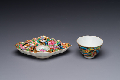 Tasse et son support en porcelaine de Chine famille rose de Canton &agrave; d&eacute;cor dor&eacute; de fleurs et papillons, 19&egrave;me