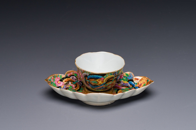 Tasse et son support en porcelaine de Chine famille rose de Canton &agrave; d&eacute;cor dor&eacute; de fleurs et papillons, 19&egrave;me