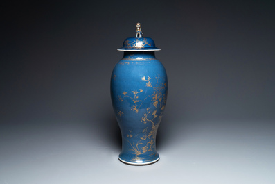 Een Chinese poederblauwe dekselvaas met verguld decor van een feniks tussen bloesemtakken, Qianlong