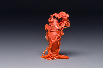 Sculpture d'un vase couvert en corail rouge &agrave; d&eacute;cor de pivoines, Chine, 19/20&egrave;me