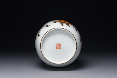 A fine Chinese iron-red, grisaille and gilt lantern-shaped 'mulan 木蘭' vase, signed Zhou Xiangpu 周湘浦, 20th C.