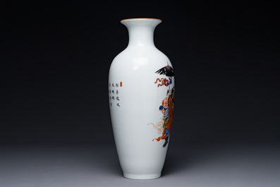 Vase en porcelaine de Chine famille rose &agrave; d&eacute;cor 'Zhong Kui 鐘馗', sign&eacute; Yu Xianbin 余賢賓, marque de Qianlong, dat&eacute; 1945