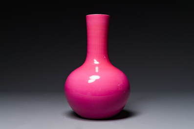 Vase de forme 'tianqiuping' en porcelaine de Chine en rouge de rubis monochrome avec socle en bois, marque de Yongzheng, 19/20&egrave;me