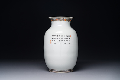 A fine Chinese iron-red, grisaille and gilt lantern-shaped 'mulan 木蘭' vase, signed Zhou Xiangpu 周湘浦, 20th C.