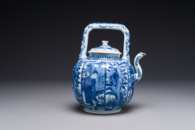 Verseuse &agrave; vin couverte en porcelaine de Chine en bleu et blanc &agrave; d&eacute;cor figuratif, Wanli