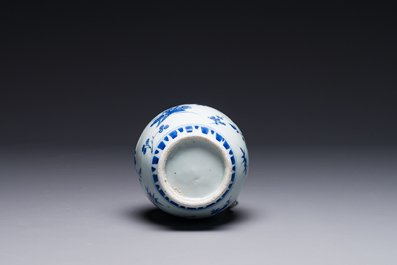 Verseuse en porcelaine de Chine en bleu et blanc &agrave; d&eacute;cor floral, &eacute;poque Transition