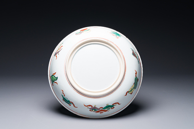 Plat en porcelaine de Chine wucai &agrave; d&eacute;cor de 'Qi Lin Song Zi 麒麟送子', Kangxi