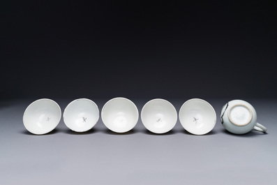 Cinq tasses et une verseuse en porcelaine de Chine en grisaille, Qianlong