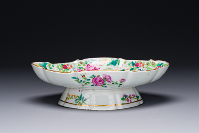 Een Chinese Canton famille rose tazza met feniksen, 19e eeuw