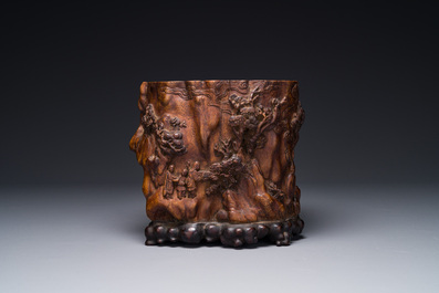 Grand pot &agrave; pinceaux en bois huanghuali sculpt&eacute; &agrave; d&eacute;cor tao&iuml;ste, Chine, 17/18&egrave;me