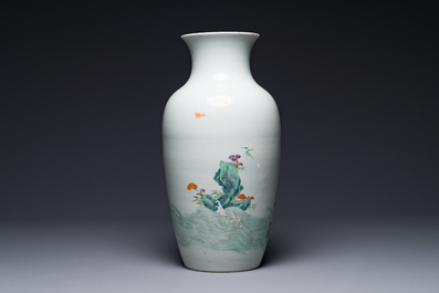 Vase en porcelaine de Chine famille rose &agrave; d&eacute;cor Lan Caihe, marque de  Qianlong, 19/20&egrave;me