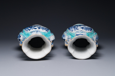Paire de vases en porcelaine de Chine en bleu et blanc sur fond turquoise &agrave; d&eacute;cor de Pagode Whampoa et Rivi&egrave;re des Perles, Qianlong