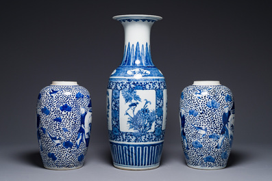 Une paire de pots et un vase en porcelaine de Chine en bleu et blanc, marque de Kangxi, 19&egrave;me