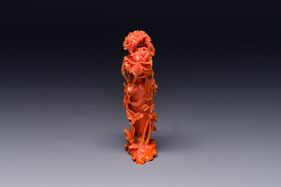 Sculpture d'un vase couvert en corail rouge &agrave; d&eacute;cor de pivoines, Chine, 19/20&egrave;me