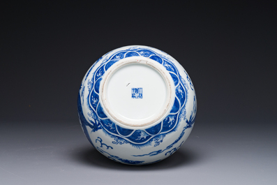 Vase de forme bouteille en porcelaine de Chine en bleu et blanc &agrave; d&eacute;cor de dragons, marque de Yongzheng, 19&egrave;me