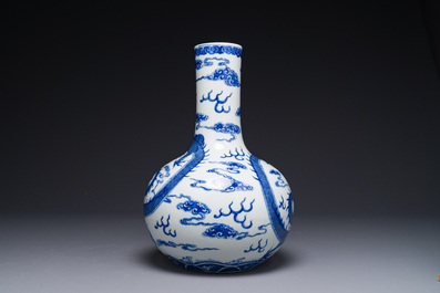 Vase de forme bouteille en porcelaine de Chine en bleu et blanc &agrave; d&eacute;cor de dragons, marque de Yongzheng, 19&egrave;me