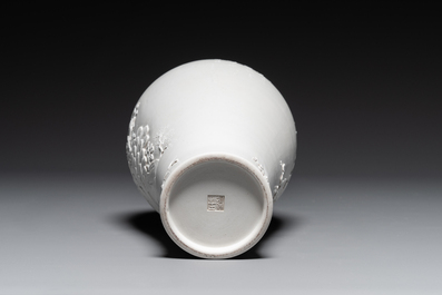 Vase de forme 'meiping' en biscuit &eacute;maill&eacute; blanc monochrome, sign&eacute; Wang Bingrong 王炳榮, Chine, 19/20&egrave;me