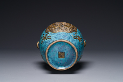 Vase de forme 'hu' en porcelaine de Chine aux &eacute;maux imitant le bronze et 'robin's egg', marque de Qianlong, 19&egrave;me