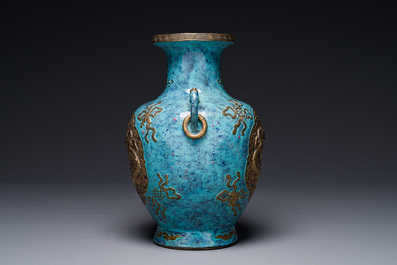 Vase de forme 'hu' en porcelaine de Chine aux &eacute;maux imitant le bronze et 'robin's egg', marque de Qianlong, 19&egrave;me