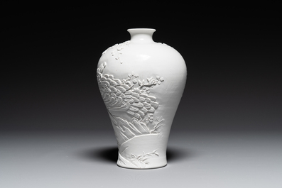 Vase de forme 'meiping' en biscuit &eacute;maill&eacute; blanc monochrome, sign&eacute; Wang Bingrong 王炳榮, Chine, 19/20&egrave;me