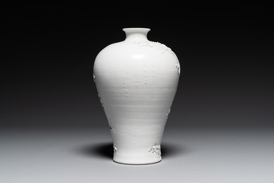 Vase de forme 'meiping' en biscuit &eacute;maill&eacute; blanc monochrome, sign&eacute; Wang Bingrong 王炳榮, Chine, 19/20&egrave;me