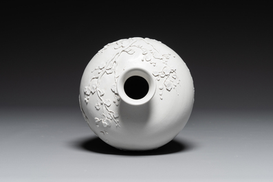 Vase de forme 'meiping' en biscuit &eacute;maill&eacute; blanc monochrome, sign&eacute; Wang Bingrong 王炳榮, Chine, 19/20&egrave;me