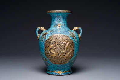 Vase de forme 'hu' en porcelaine de Chine aux &eacute;maux imitant le bronze et 'robin's egg', marque de Qianlong, 19&egrave;me