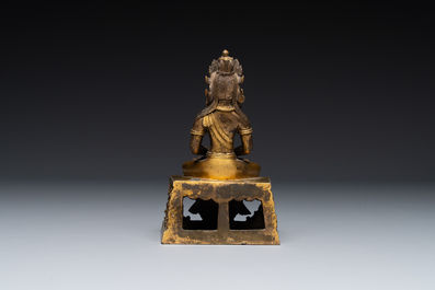 Een Sino-Tibetaanse verguld bronzen figuur van Boeddha Amitayus, Qianlong