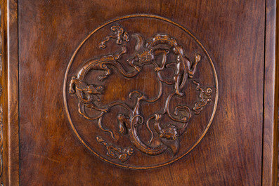 Rre cabinet de curiosit&eacute;s de type 'duo bao ge' en bois huanghuali &agrave; d&eacute;cor de chilongs, Chine, 18/19&egrave;me
