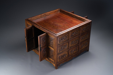 Rre cabinet de curiosit&eacute;s de type 'duo bao ge' en bois huanghuali &agrave; d&eacute;cor de chilongs, Chine, 18/19&egrave;me