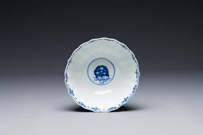 Een Chinese blauw-witte kom met Mongoolse jachtsc&egrave;nes, Chenghua merk, Kangxi
