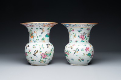 Paire de crachoirs en porcelaine de Chine famille rose de Canton &agrave; d&eacute;cor de dragons, oiseaux, papillons et fleurs, 19&egrave;me