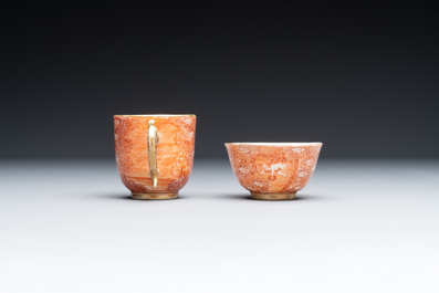 Deux rares tasses et une soucoupe en porcelaine de Chine en rouge de fer et dor&eacute; &agrave; d&eacute;cor de sc&egrave;ne europ&eacute;enne, Qianlong