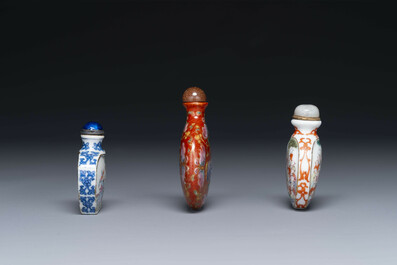 Drie Chinese famille rose snuifflessen, Qianlong merk, 19e eeuw