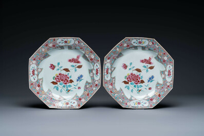 Paire d'assiettes en porcelaine de Chine famille rose, trois bleu et blanc et un bol en porcelaine de type 'kraak', Wanli and Qianlong