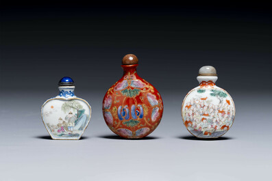 Drie Chinese famille rose snuifflessen, Qianlong merk, 19e eeuw