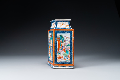 Vase de forme losange en porcelaine de Chine famille rose de Canton &agrave; d&eacute;cor mandarin, Qianlong