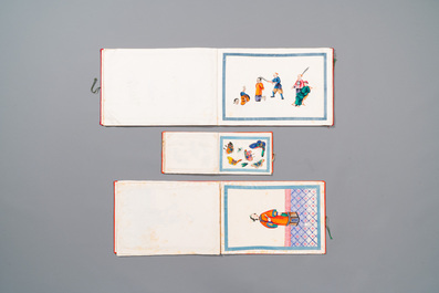 Trois albums et deux peintures sur papier de riz cadr&eacute;es &agrave; d&eacute;cor des personnages, de la faune et de la flore, Chine, Tak Shang Saihing