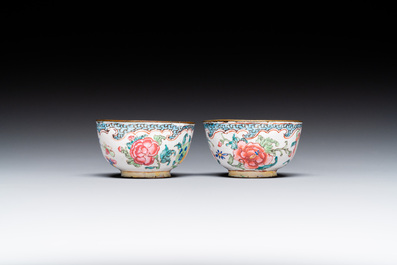 Een paar fijne Chinese kopjes en drie schotels in Canton email met floraal decor, Yongzheng/Qianlong
