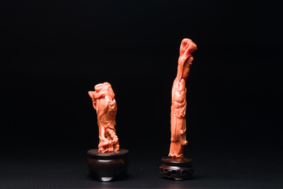 Twee Chinese bloedkoralen figuren van godinnen, 19/20e eeuw
